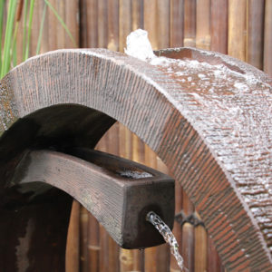 Wagon Wheel Fountain – Large Rust